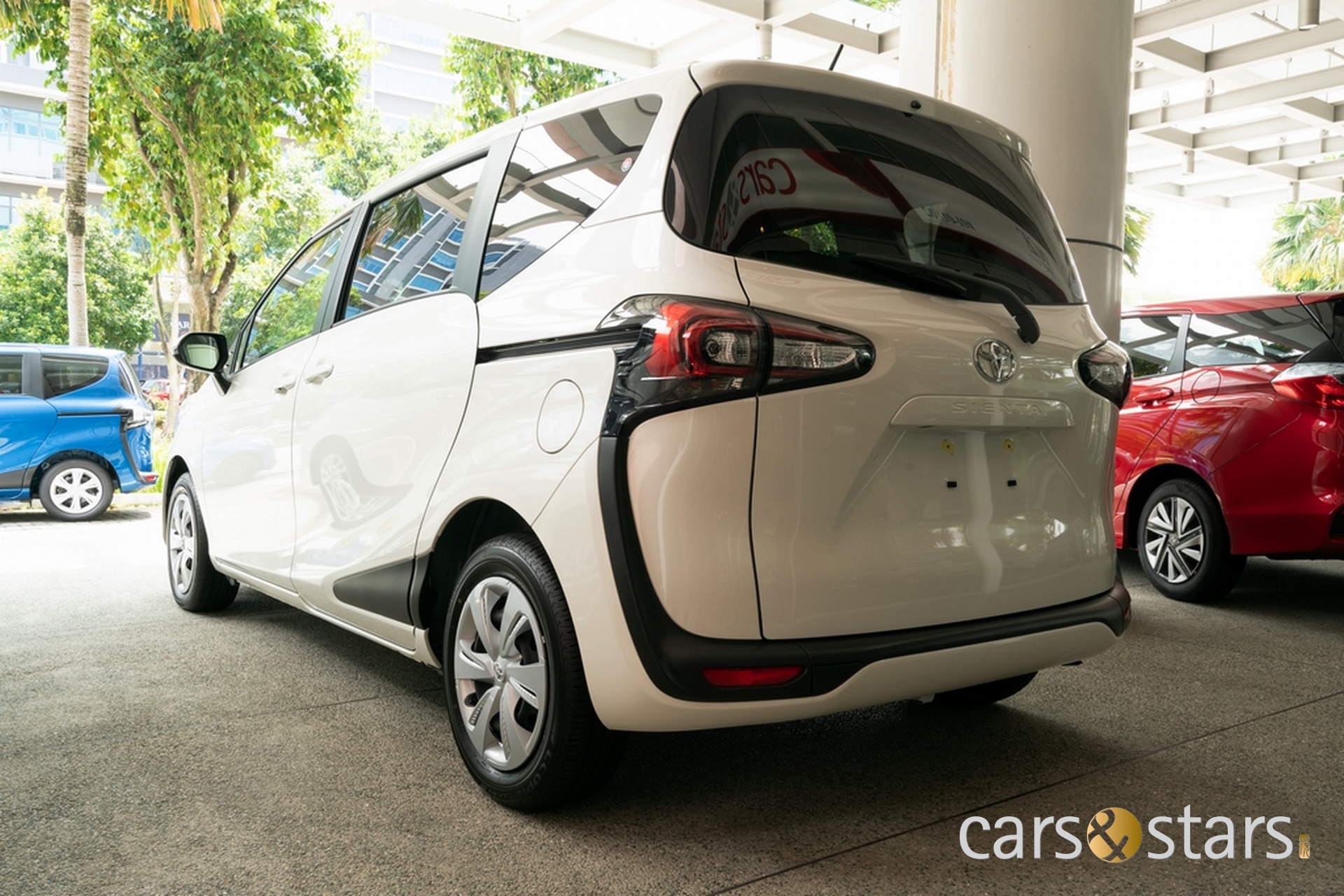Toyota sienta hybrid g